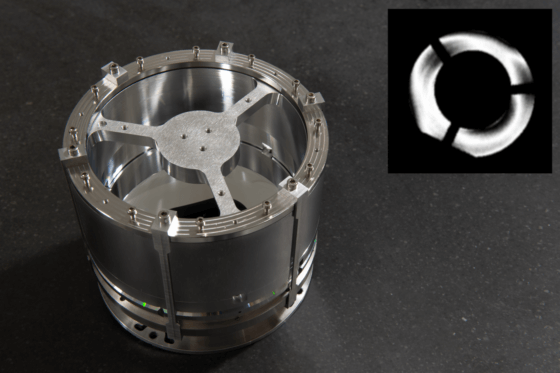  Spiegelteleskop für Beobachtungen im Wendelstein 7-X Fusionsreaktor und das Interferenzsignal der Charakterisierung.